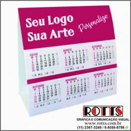 CALENDÁRIOS DE MESA Papel: Cartão 250g/m² Formato Aberto: 15x29 cm  Formato Fechado: 10x15 c 4X0 Verniz Total Semi Brilho Frente Corte e vinco 