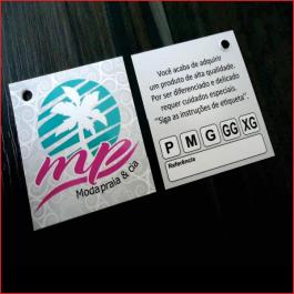 MINI TAGS 4X1 300g/m² 4,3x4,8 cm 4x1 Verniz Total Brilho Frente 1 furo de 5mm de diâmetro 